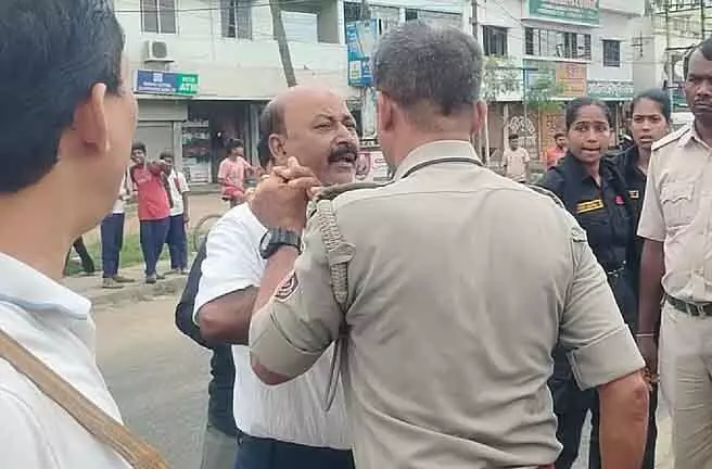 हड़ताल के समर्थन में रास्ता रोकने पर वामपंथी नेता को थप्पड़