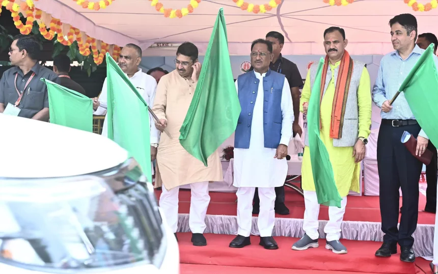 स्वस्थ छत्तीसगढ़ की दिशा में सशक्त कदम: मुख्यमंत्री ने मैदानी स्वास्थ्य अमले के लिए 151 नए वाहनों को दिखाई हरी झंडी