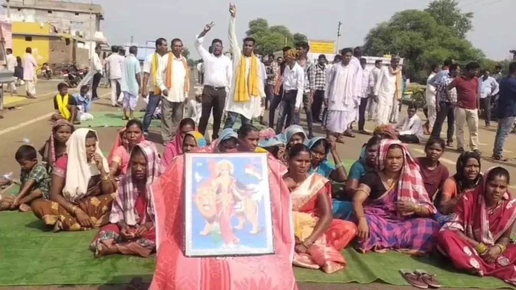 मूड़ागांव में 10 साल की मांग पर चक्काजाम: हाईस्कूल और धान खरीदी केंद्र की मांग को लेकर ग्रामीणों का प्रदर्शन