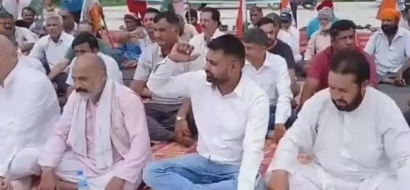 अखनूर के पास प्रस्तावित टोल प्लाजा के खिलाफ कांग्रेस का विरोध प्रदर्शन