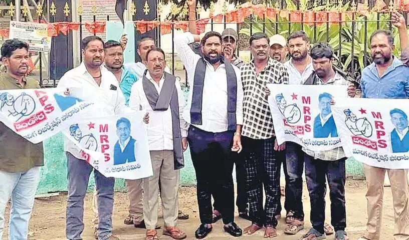 मेयर के खिलाफ अत्याचार का मामला दर्ज किया जाना चाहिए