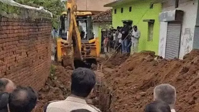 Madhya Pradesh: सीवर लाइन खोदते समय मिट्टी में दबे दो मजदूरों की मौत