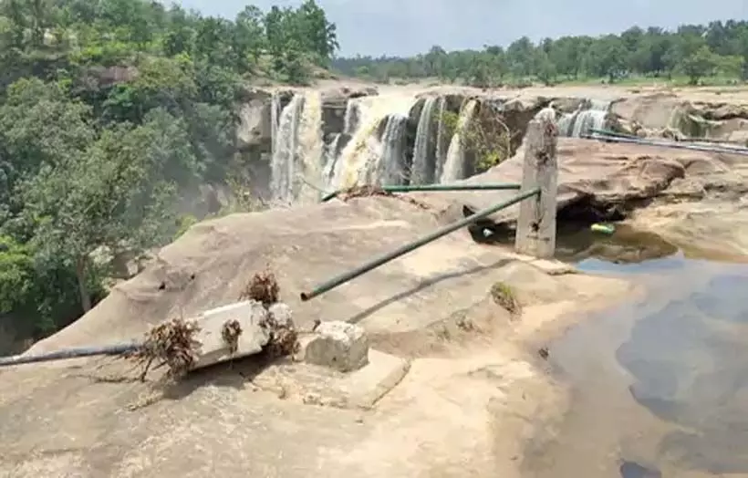 अमृतधारा जलप्रपात बना पर्यटकों का आकर्षण, लेकिन सुरक्षा के अभाव में जानलेवा साबित हो रहा