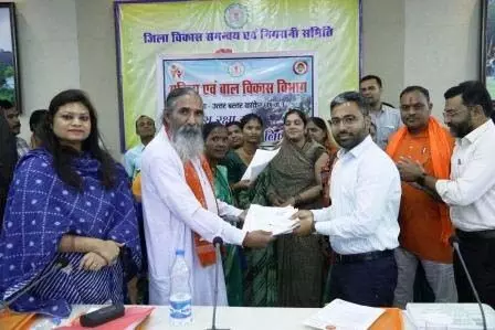 महिलाओं ने सांसद को सौंपे देश के जवानों के नाम रक्षासूत्र व पत्र