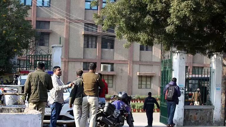 दिल्ली के 20 से अधिक स्कूलों को बम से उड़ाने की धमकी