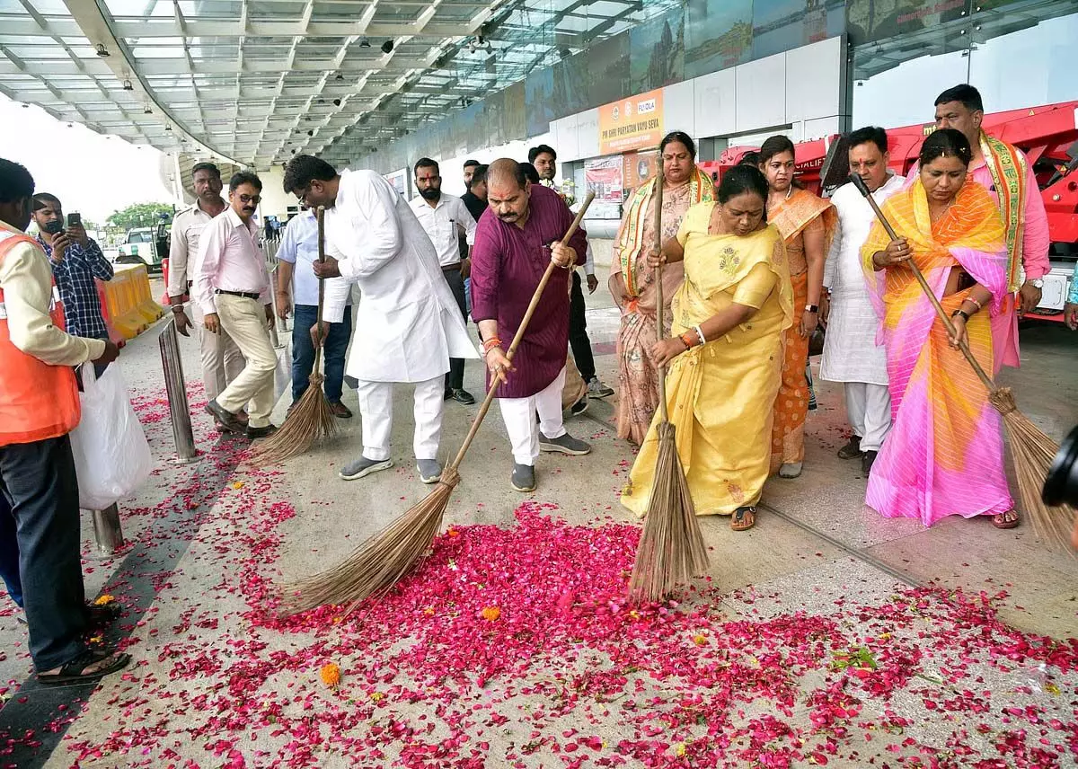 Bhopal: कांग्रेस पार्षदों ने शौचालय शुल्क वृद्धि के खिलाफ प्रदर्शन किया