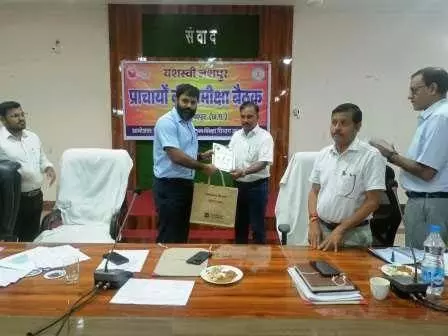 कलेक्टर ने पालकों से बच्चों के बेहतर भविष्य के निर्माण के लिए नियमित रूप से स्कूल भेजने की अपील की