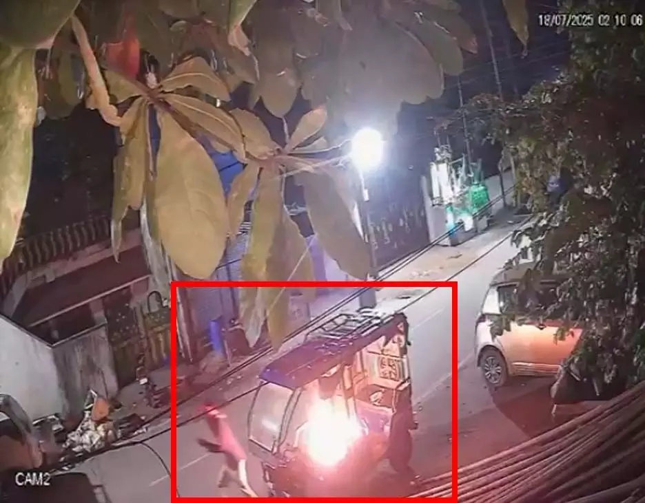 ईदगाह भाठा में असामाजिक तत्वों ने घर के बाहर खड़ी ई-रिक्शा को किया आग के हवाले