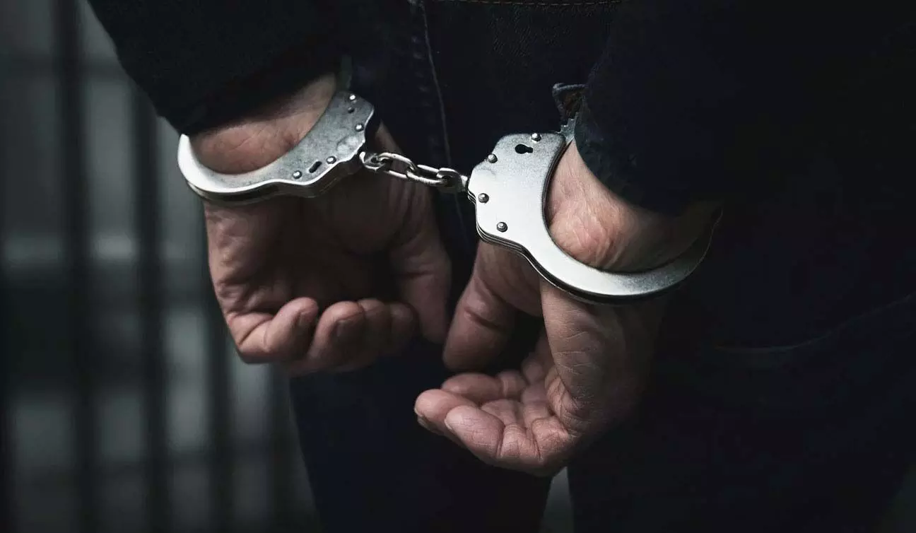 गर्लफ्रेंड को दूसरे युवक संग देख गुस्साए प्रेमी ने युवक पर ब्लेड से किया हमला