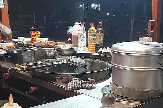 खाद्य सुरक्षा विभाग ने सिलीगुड़ी में मोमो की दुकान पर छापा मारा