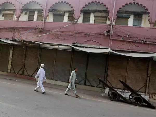 कराची के व्यापारियों ने कर छापों और गिरफ्तारी के अधिकारों के विरोध में आंशिक हड़ताल की