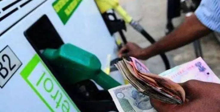 Odisha : पेट्रोल पंप सोमवार से खुले में ईंधन की बिक्री बंद कर देंगे