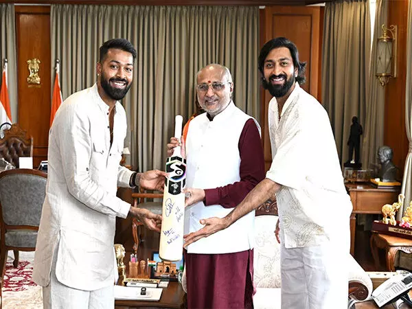 भारतीय ऑलराउंडर हार्दिक, क्रुणाल ने महाराष्ट्र के राज्यपाल सीपी राधाकृष्णन से मुलाकात की