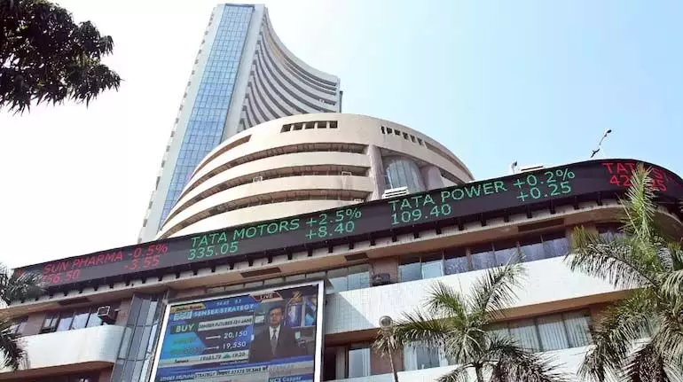 शेयर बाजार सपाट खुला, आईटी शेयरों पर दबाव