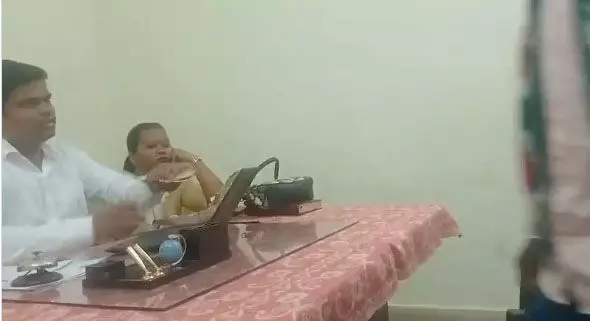 पटवारी मैडम ने ली रिश्वत तहसीलदार ने वापस लौटाए, वीडियो से विभाग की किरकिरी