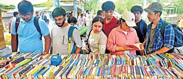 दिल्ली का अनंत कहानियों का बाजार: जुनून और किताबों का संगम