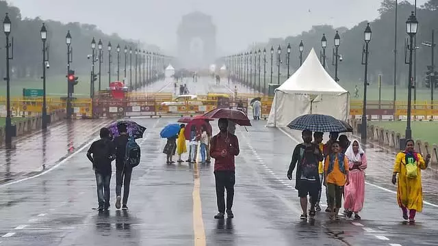 दिल्ली में बादल तो छाए, बारिश नहीं; IMD ने जताया हल्की बारिश का अनुमान