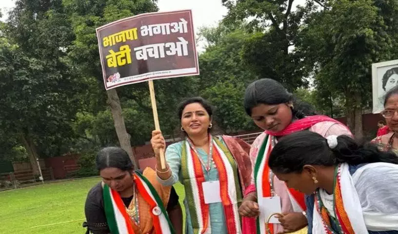 भाजपा की नीतियों के खिलाफ.. महिला कांग्रेस नेताओं का दिल्ली में धरना
