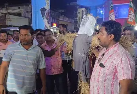 एनएसयूआई नेता की गिरफ्तारी के विरोध में भाजपा युवा मोर्चा ने राहुल गांधी का पुतला फूंका