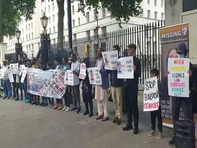 मीर ताज मुहम्मद सरपारा के लापता होने के 5 साल पूरे होने पर 10 डाउनिंग स्ट्रीट के बाहर विरोध प्रदर्शन