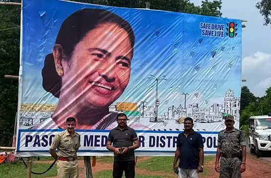 खड़गपुर में ममता से नाराज आरपीएफ ने 'सेफ ड्राइव सेव लाइफ' पोस्टर फाड़ा