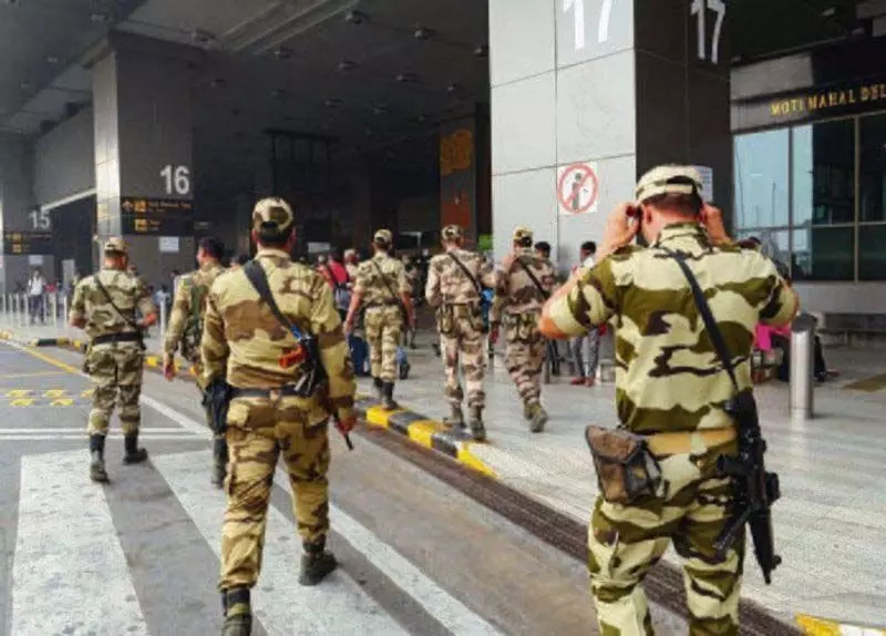 Delhi सीआईएसएफ ने दो मेट्रो स्टेशनों पर नकदी सहित खोए बैग लौटाए