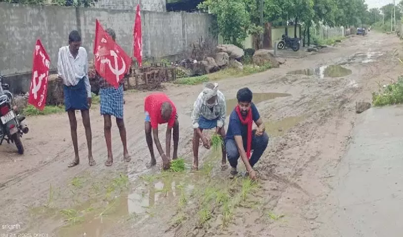Anajipuram-Dosapadu मार्ग पर जलभराव को लेकर विरोध प्रदर्शन