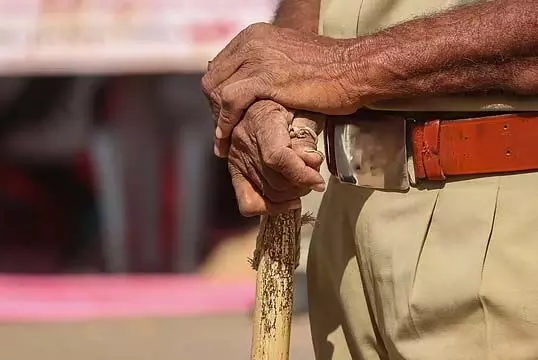 पुलिस पर युवक की पिटाई कर उसे लूट के मामले में फंसाने का आरोप