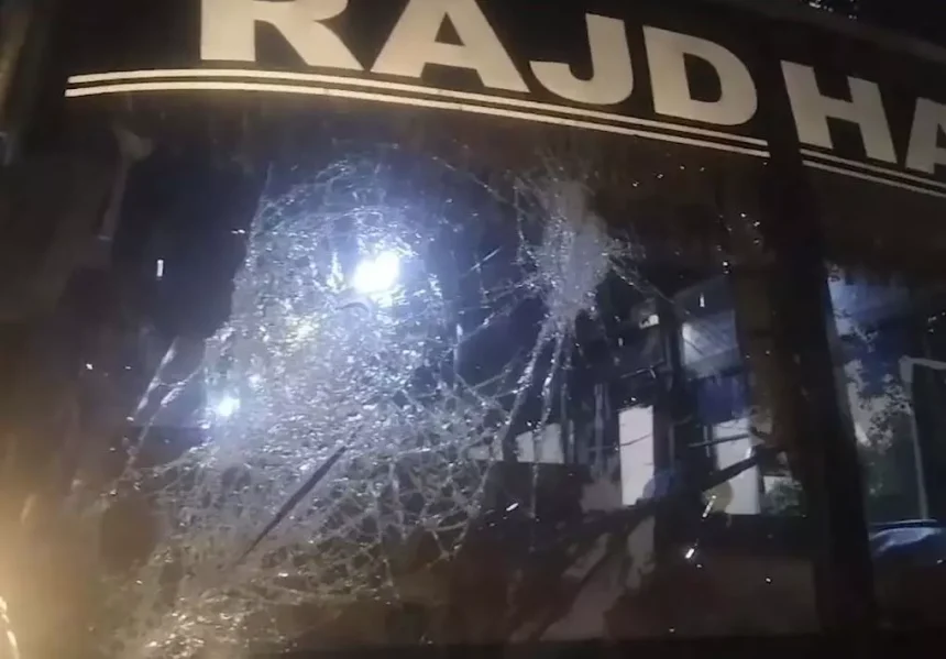हथियारबंद बदमाशों ने बस पर बोला हमला, ड्राइवर और यात्रियों की जमकर पिटाई