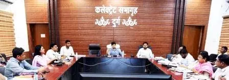 समय-सीमा बैठक में कलेक्टर ने लंबित प्रकरणों की जानकारी ली