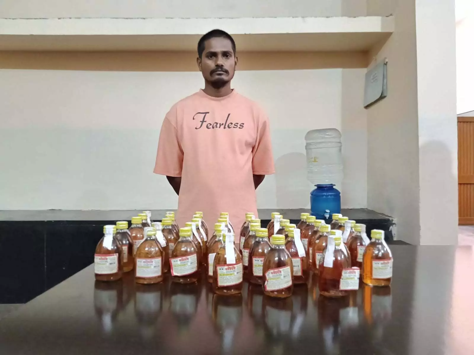अवैध शराब बेचते युवक गिरफ्तार, 43 पौवा देशी मदिरा जब्त