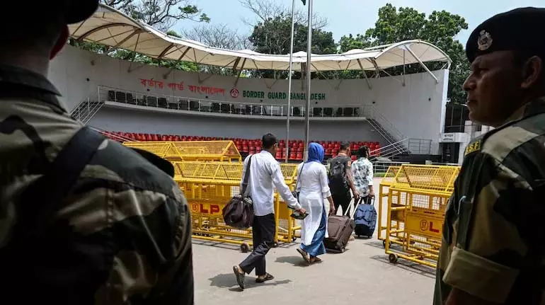 Bangladesh बैंक के 'विनम्र और पेशेवर' ड्रेस कोड से विवाद