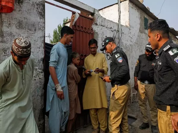वीज़ा सेवाएं बंद होने से पाकिस्तान में अफ़ग़ान शरणार्थियों को निर्वासन का डर