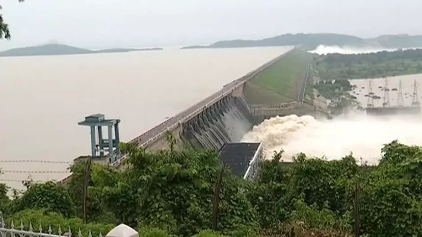 हीराकुंड बांध में जलस्तर बढ़ा, बारिश के पानी निकालने के लिए 20 गेट खोले