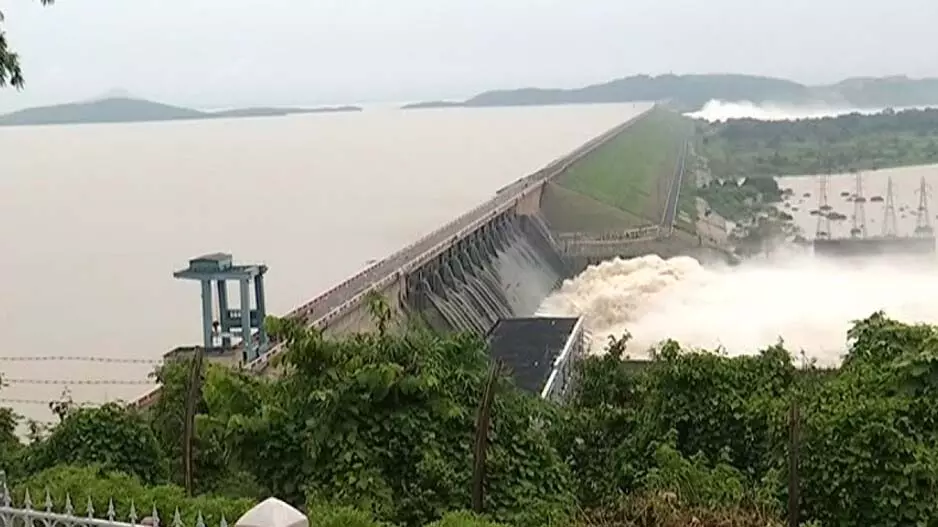 हीराकुंड बांध में जलस्तर बढ़ा, बारिश के पानी निकालने के लिए 20 गेट खोले