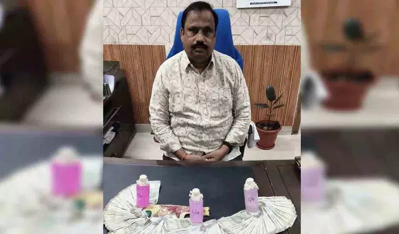 नगर निगम उपायुक्त को एसीबी ने 2 लाख रुपये की रिश्वत लेते पकड़ा