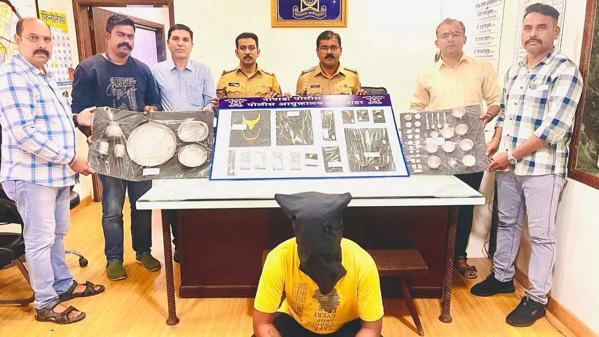 आदतन चोर गिरफ्तार, 10.99 लाख के गहने बरामद, मां फरार