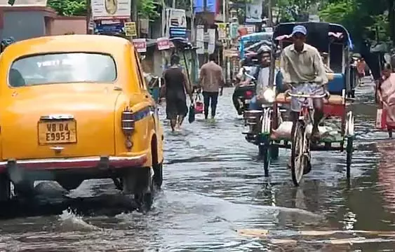 रुक-रुक कर हो रही बारिश के कारण हावड़ा के बड़े इलाके जलमग्न