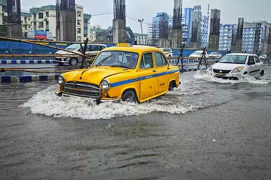 गहरे दबाव के कारण भारी बारिश का अनुमान