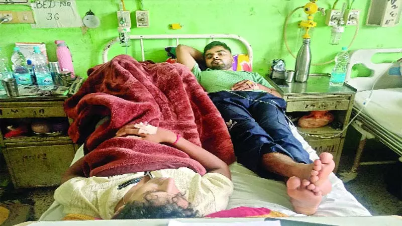 टीएमसी में एक बेड पर दो-दो मरीज