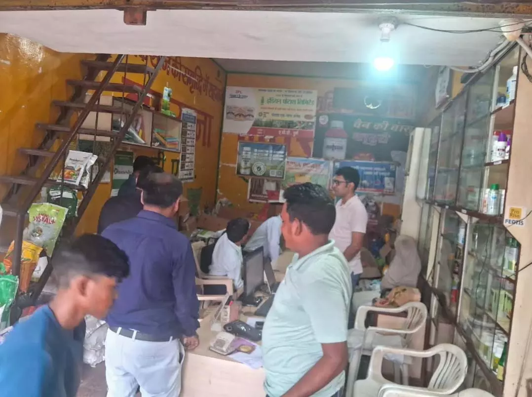 भारत सरकार द्वारा गठित दल द्वारा जिले के उर्वरक प्रतिष्ठानों का औचक निरीक्षण