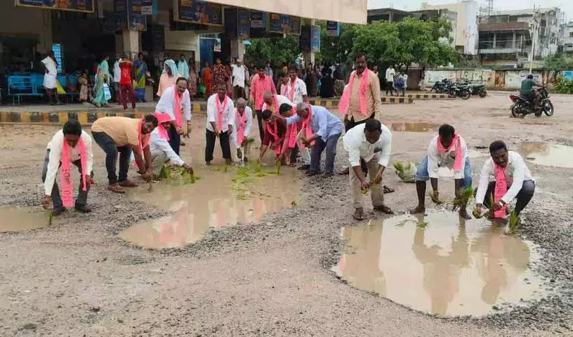 BRS मारिकल नेताओं ने अनोखे तरीके से विरोध प्रदर्शन किया
