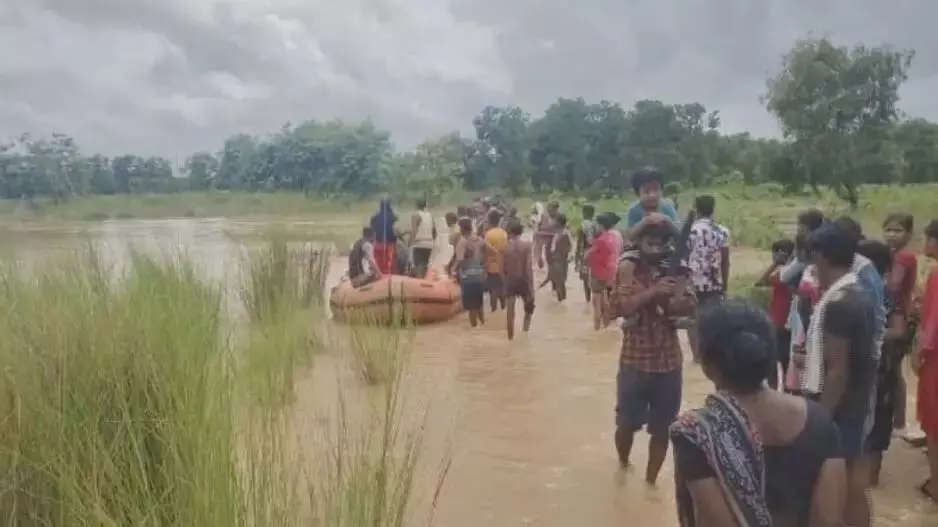 Odisha: अचानक आई बाढ़ के बाद नदी के बीच में असहाय रूप से फंसी महिलाएं