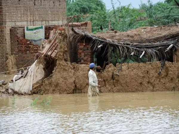 पाकिस्तान का पंजाब मानसून के कहर से जूझ रहा है, नदियाँ उफान पर हैं, गाँव खाली कराए गए