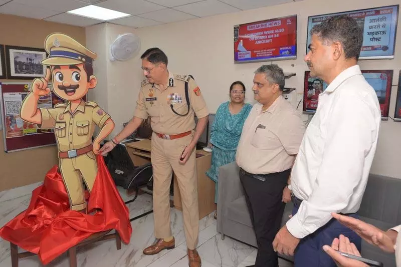 पुलिस ने निवासियों को साइबर सुरक्षा और डिजिटल धोखाधड़ी के बारे में जागरूक किया