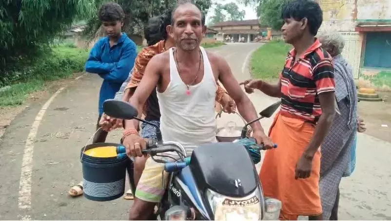 सड़क पर पलटी अंडों से भरी पिकअप, ग्रामीणों ने लूट लिए हजारों अंडे, वायरल हुआ वीडियो