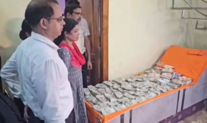 डिप्टी रेंजर के 6 ठिकानों पर विजिलेंस का छापा, डेढ़ करोड़ नगद और सोना-चांदी बरामद