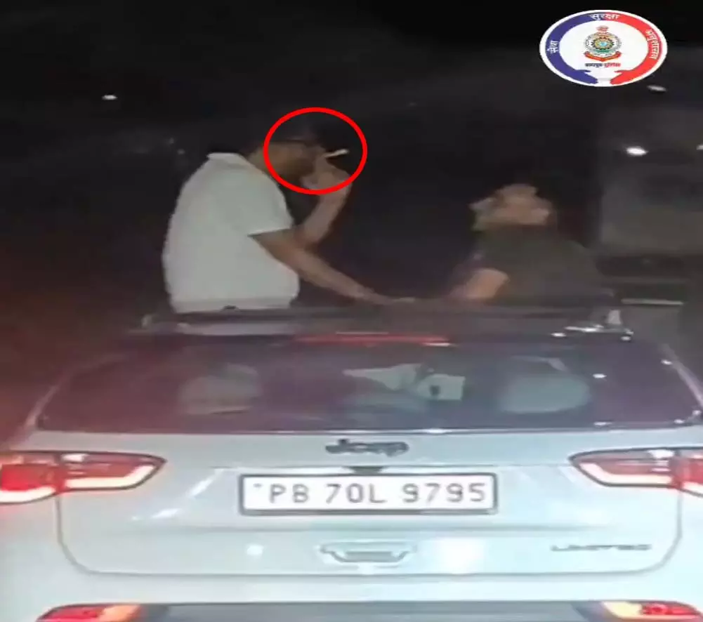 सनरूफ से बाहर निकलकर स्टंट और धूम्रपान करना पड़ा भारी, रायपुर पुलिस ने की कार्रवाई