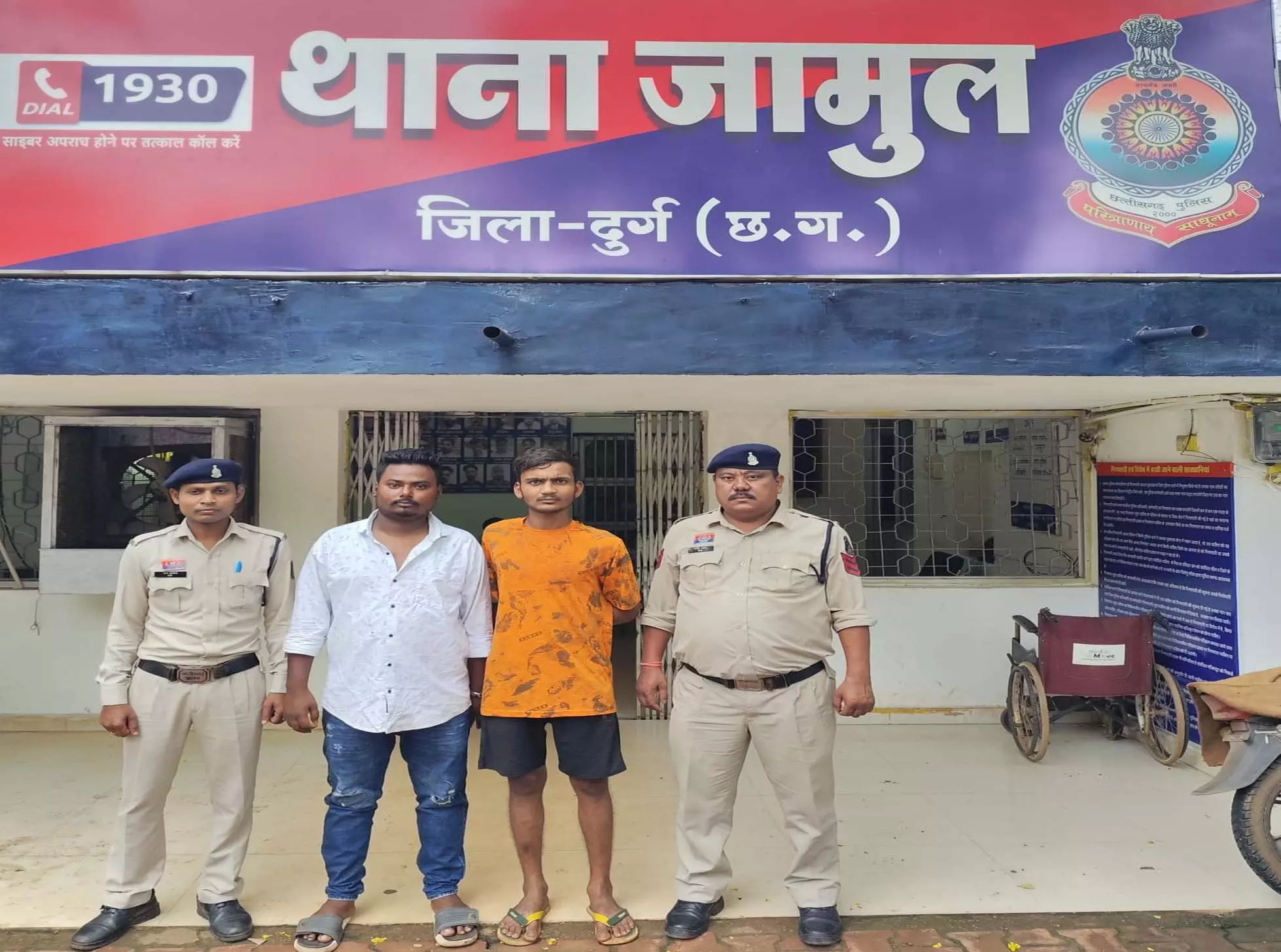 धारदार हथियार से लोगों को डराने वाले दो बदमाश गिरफ्तार, चाकू और चापड़ बरामद
