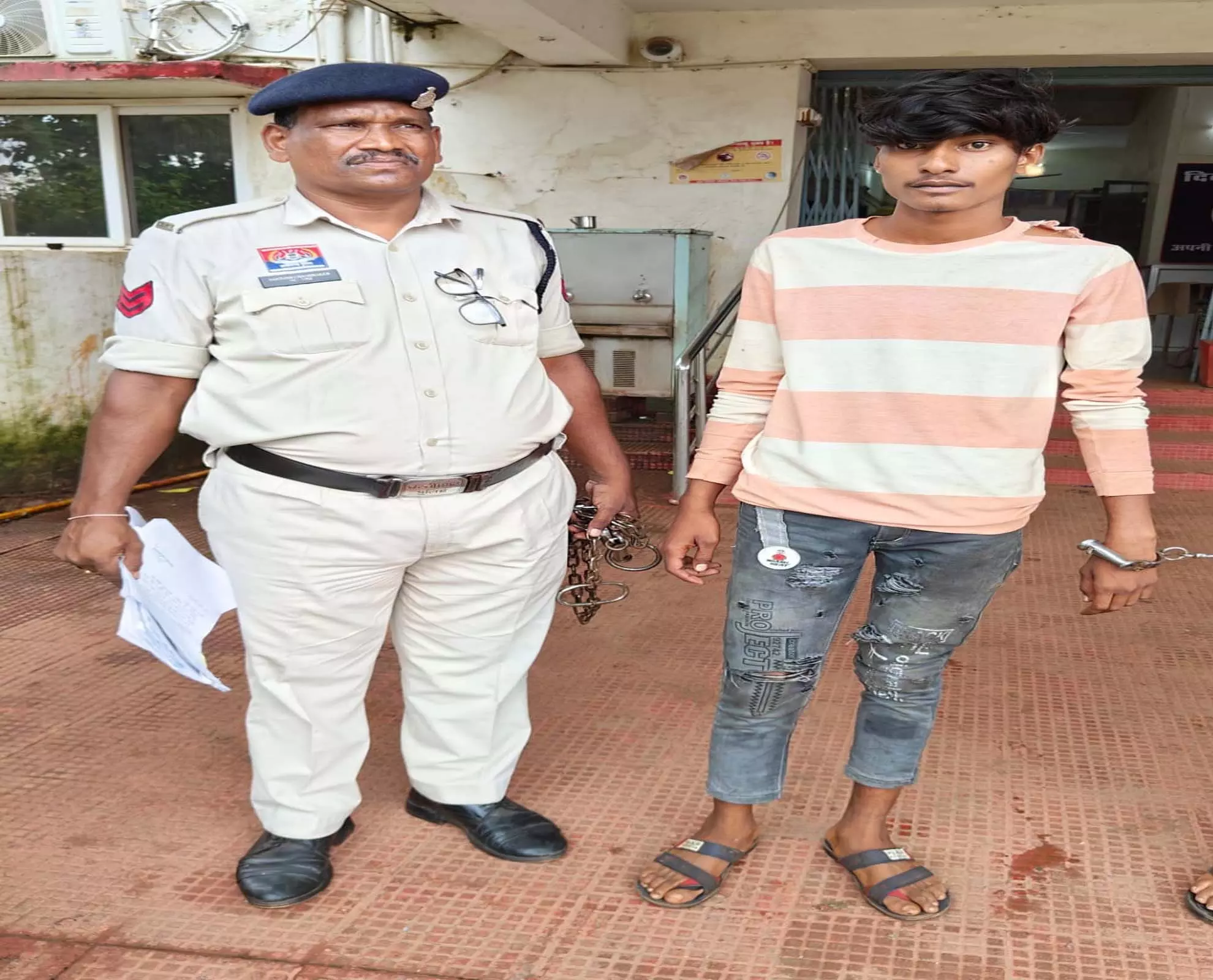धारदार बटनदार चाकू के साथ आरोपी गोविन्दा यादव गिरफ्तार